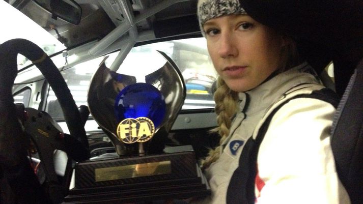 Louise Cook með FIA Production Car Cup verðlaunagripinn, sem hún vann fyrst kvenna.