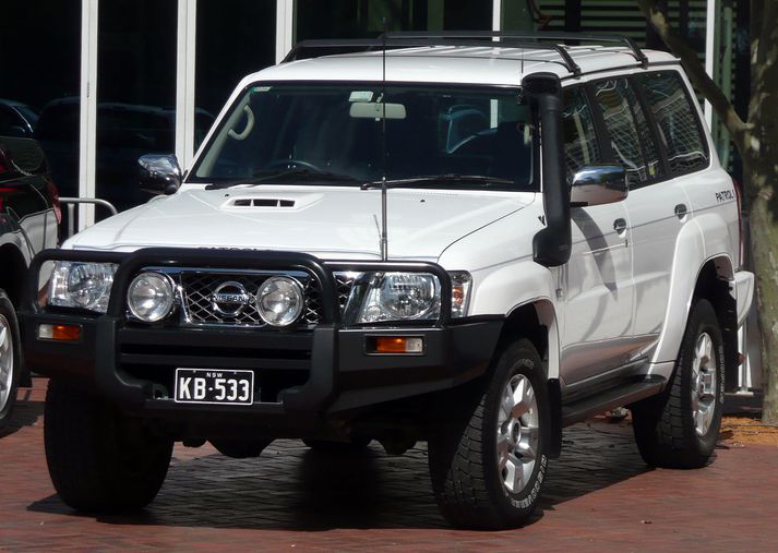 Nissan Patrol jeppi.