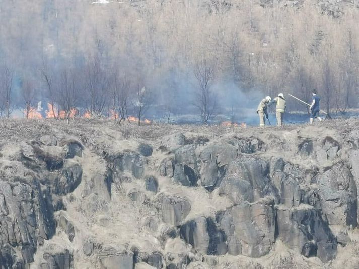 Straż Pożarna podczas gaszenia pożaru w Reyðarfjörður.