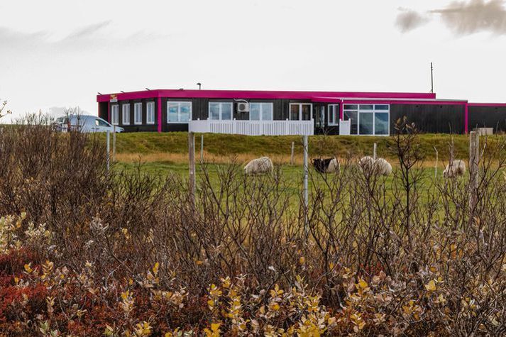 Ferðamenn gengu ránshendi um söluskálann í gær.