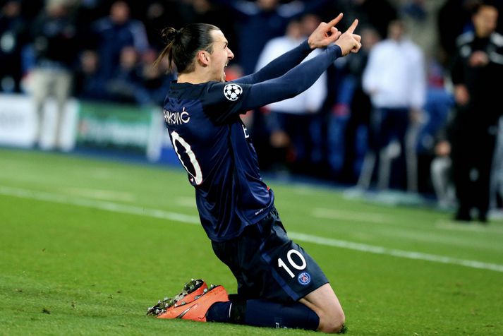 Zlatan Ibrahimovic fagnar marki í kvöld.