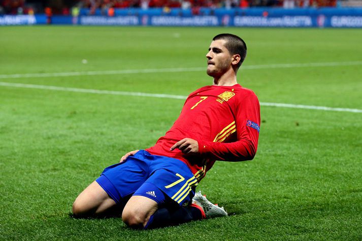 Morata fagnar eftir að hafa komið Spánverjum yfir.