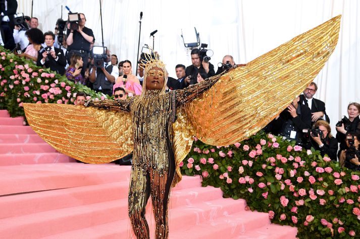 Billy Porter árið 2019 eftir að hann lét bera sig inn á dregilinn. Met Gala er þekkt fyrir að vera listræn veisla.