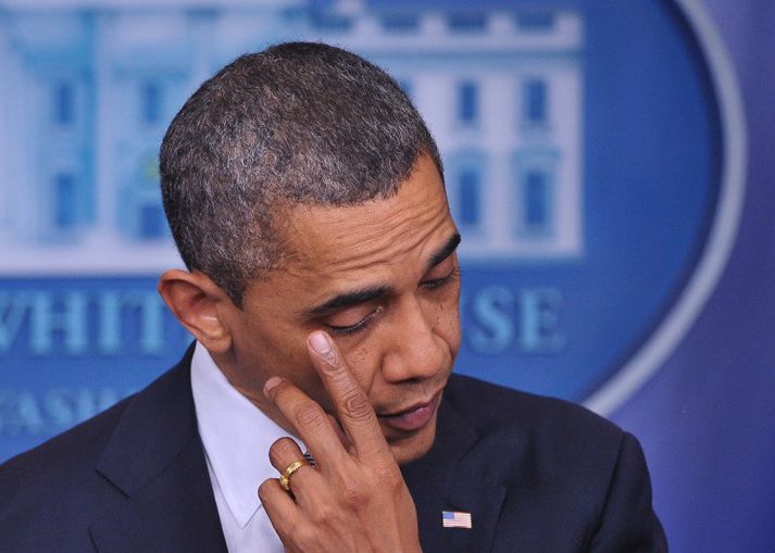 Barack Obama þurrkar tár af hvarmi sér í miðri ræðu.