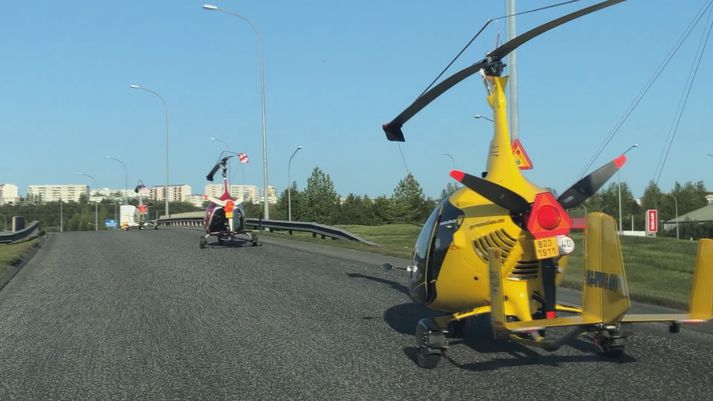 Vegfarendur ráku margir upp stór augu þegar þremur smáþyrlum var ekki flogið, heldur ekið eftir götum borgarinnar.