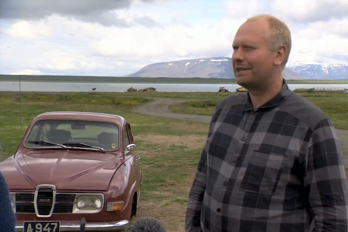 Bóndinn og vélvirkinn í Svartárkoti, Hlini Jón Gíslason, við fyrsta bílinn sem hann eignaðist, Saab 96, árgerð 1974.