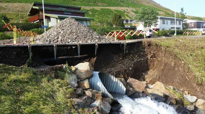 Fossvegur fór í sundur í vatnavöxtunum.