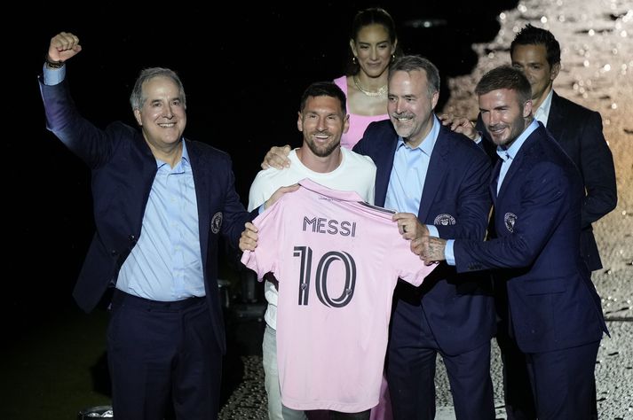 Lionel Messi með Inter Miami treyjuna við hlið eigandanna Jorge Mas,  Jose Mas og David Beckham þegar Argentínumaðurinn var kynntur sem nýr leikmaður félagsins.