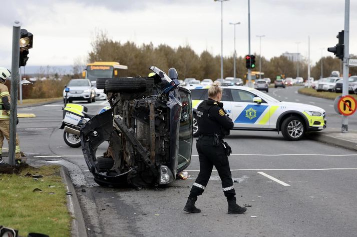 Tveir voru inni í bílnum þegar slysið átti sér stað.