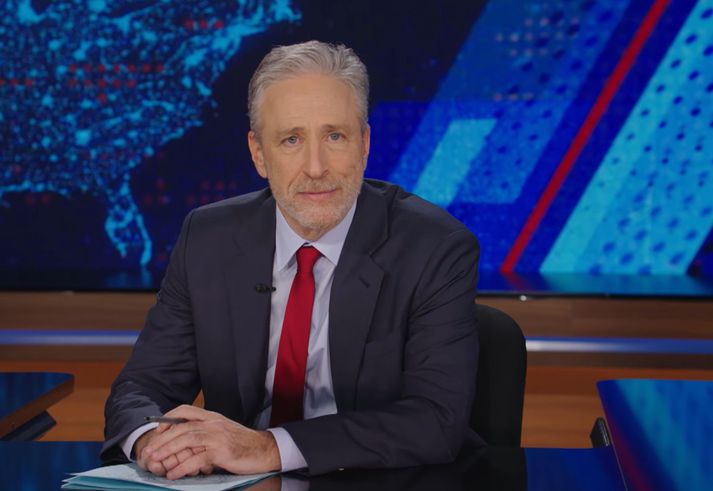 Jon Stewart hóf fyrsta þátt sinn á því að útskýra af hverju hann hefði snúið aftur.