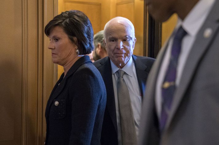 Öldungadeildarþingmaðurinn John McCain greiddi atkvæði með tillögunni.