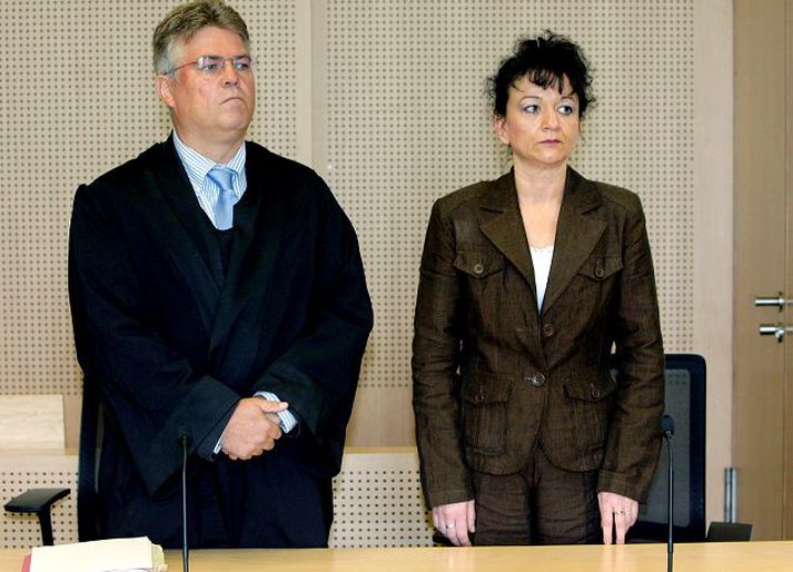 Sabine Hilschenz Hin dæmda ásamt lögmanni sínum í réttarsal í Frankfurt an der Oder.
fréttabalðið/ap