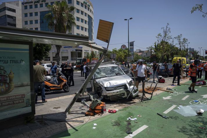 Bíll árásarmannsins í Tel Aviv í dag.