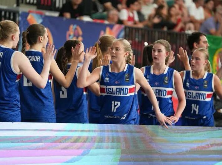 Ísland hefur unnið tvo leiki í röð í B-deild EM U-18 ára kvenna í körfubolta og er í góðri stöðu til að komast í átta liða úrslit. 