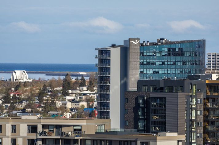 Í sáttinni eru talin upp fjölmörg atriði þar sem bankinn er talinn hafa brotið lög og innri reglur sínar við framkvæmd útboðsins.