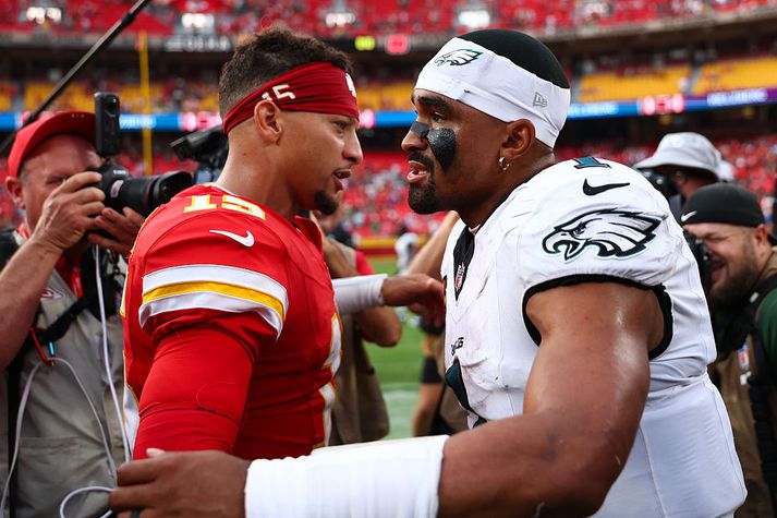 Leikstjórnendurnir Patrick Mahomes og Jalen Hurts heilsast eftir leik.