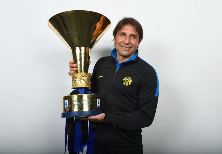 Antonio Conte með ítalska meistarabikarinn.