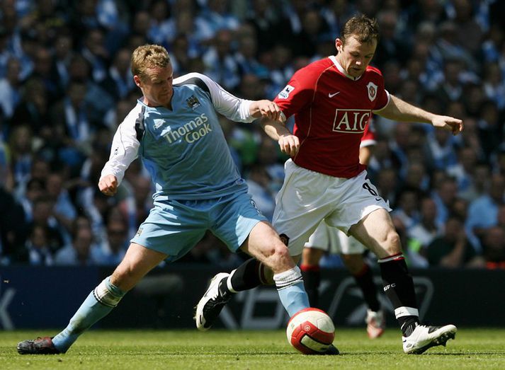 Michael Ball í baráttu við Wayne Rooney.