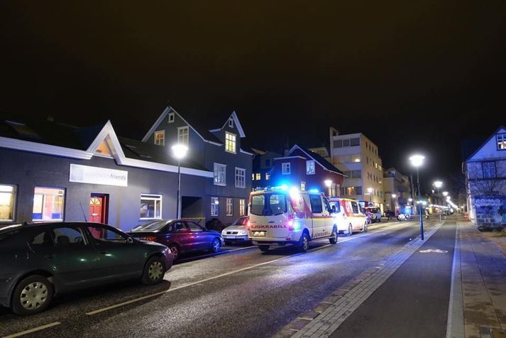 Maðurinn kannast við að hafa verið á vettvangi og lent þar í átökum. Hann segist ekki vera þekktur fyrir að slást með hnífum.