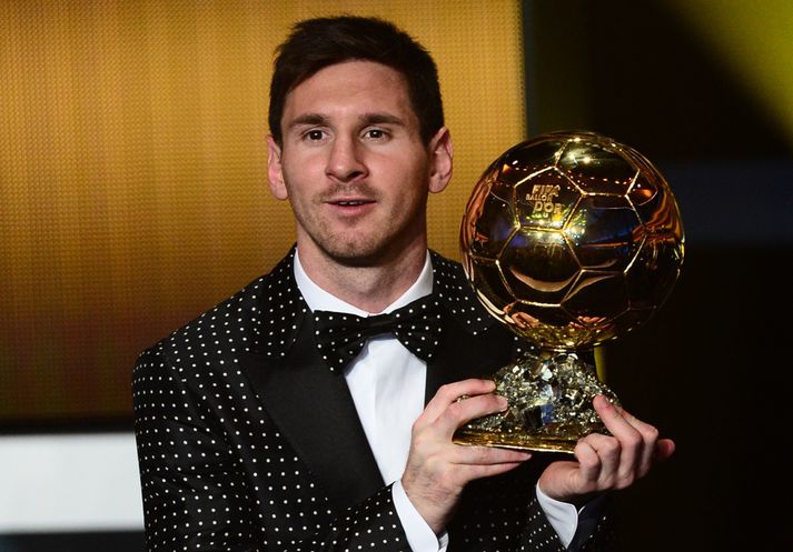 Messi með verðlaunin er hann vann síðast. Því er spáð að hann fái annan svona verðlaunagrip.