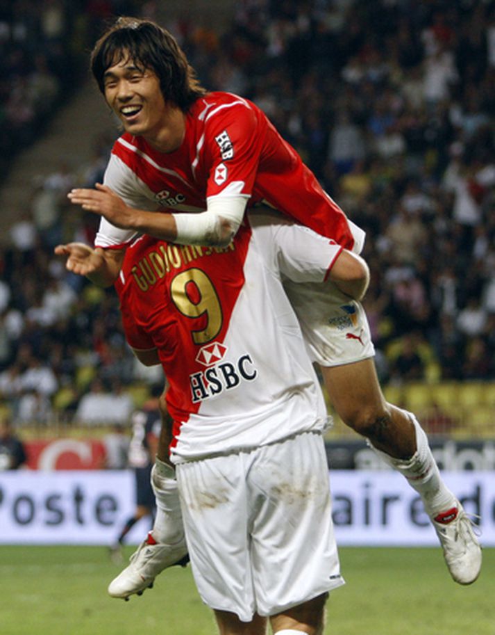 Eiður Smári og Chu Young Park.
