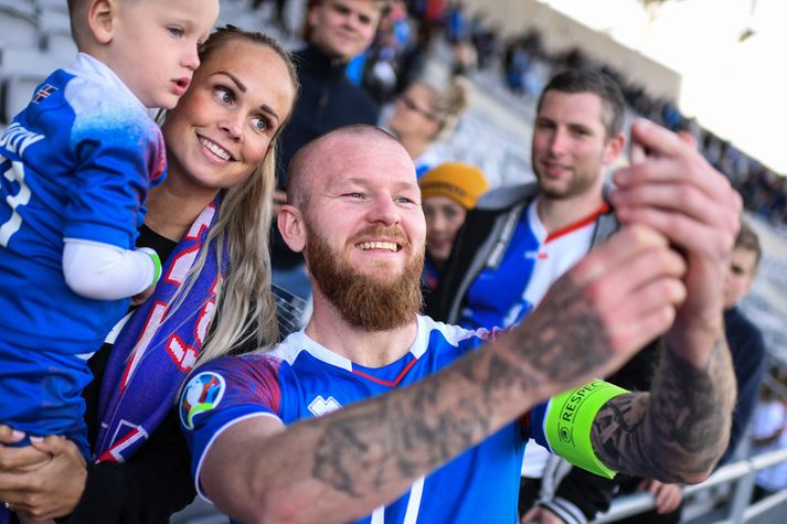 Aron Einar Gunnarsson fagnaði sigri í fyrsta keppnisleiknum með Al Arabi í Katar.