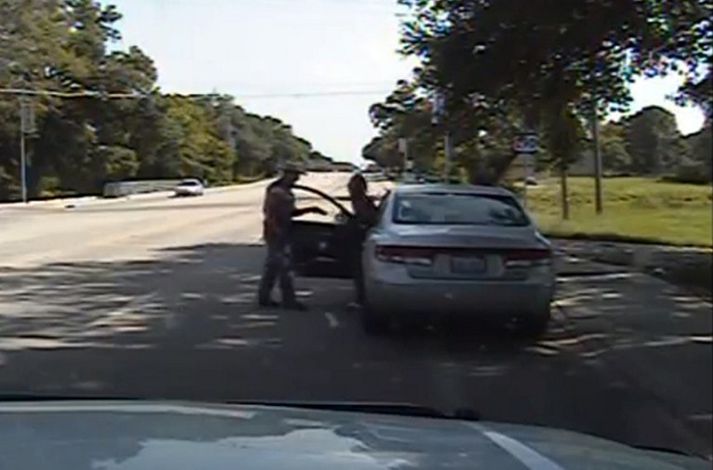 Sandra Bland var handtekin þann 10. júlí síðastliðinn eftir að lögregla stöðvaði bíl hennar í kjölfar þess að hún hafði ekki gefið stefnuljós.