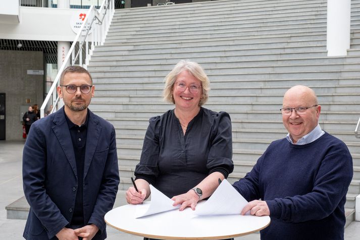 Ragnhildur Helgadóttir, rektor HR, (f.m.) skrifar undir samninginn um íbúðirnar ásamt Gylfa Gíslasyni, forstjóra Já verks, (t.h.). Jón Haukur Arnarson, framkvæmdastjóri rekstrar í HR, (t.v.) fylgist spenntur með.