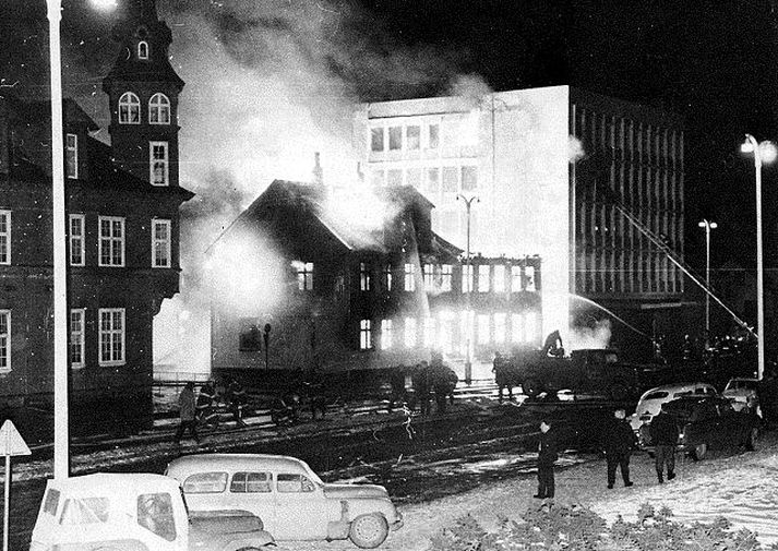 Stórbruni í Lækjargötu Árið 1967 brunnu þrjú hús við Lækjargötu.
