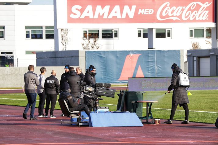 Erik Hamrén hlustar á Klöru Bjartmarz, framkvæmdastjóra KSÍ, tilkynna landsliðsþjálfurunum að starfsmaður hefði smitast.