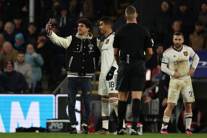 Casemiro stillti sér upp fyrir myndatöku með boðflennunni.