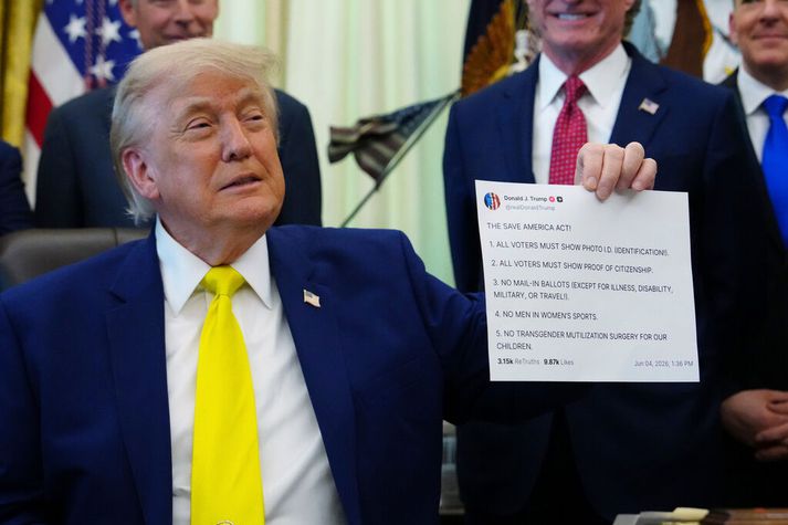 Donald Trump Bandaríkjaforseti heldur á útprenti af færslu hans á Truth Social. Forsetinn selur nú fyrirtækjum forgangsaðgang að færslum hans á samfélagsmiðllinum sem geta veitt þeim mikilvægt forskot á keppinauta á fjármálamörkuðum.