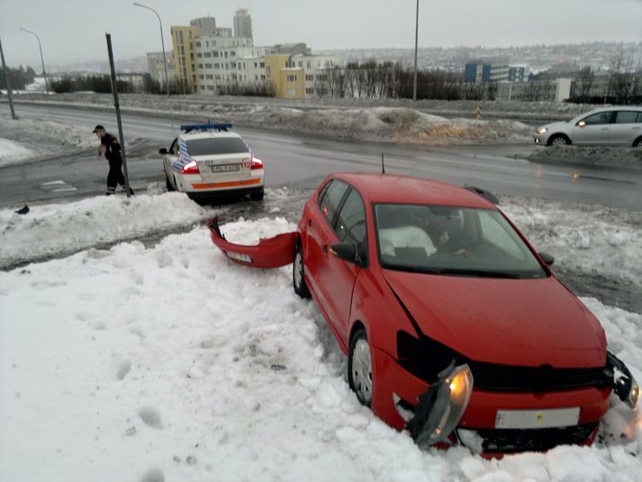 Ekið var í veg fyrir þennan bíl á Bústaðarveginum. Eins og sjá má skemmdist hann mikið.