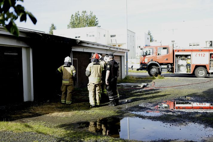 Lögreglan og slökkvilið eru enn að störfum á vettvangi og málið er í rannsókn.