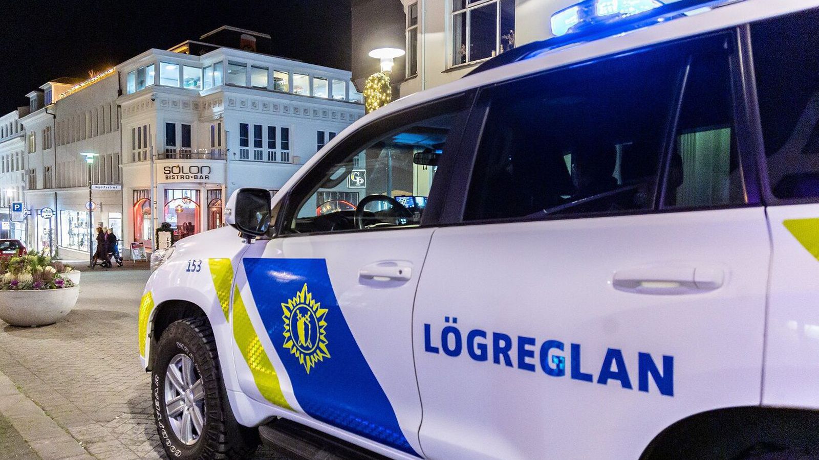 Sex­tán ára ung­lingar sóttir í bæinn eftir af­skipti lög­reglu