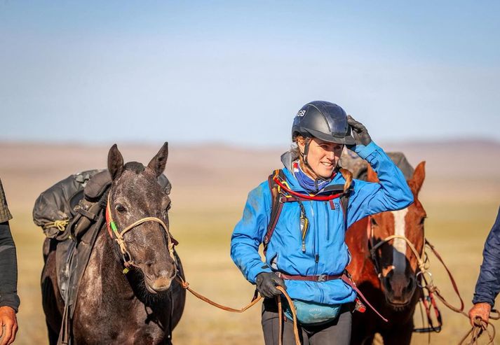 Íslenska hestakonan Anna Guðný Baldursdóttir kauk keppni í Mongol Derby-kappreiðunum fyrr í dag.