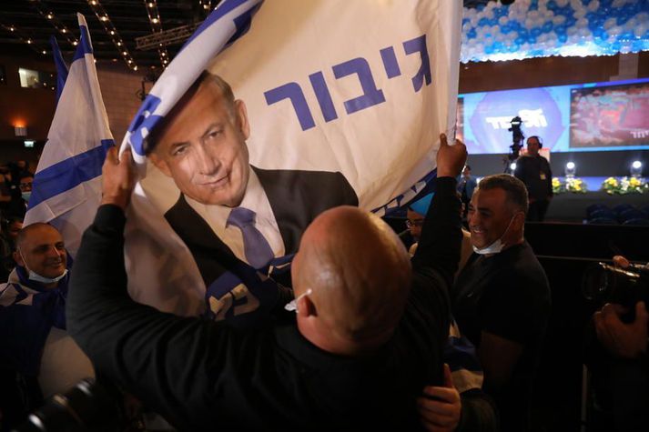 Samkvæmt útgönguspám eru líkur á að Netanyahu hafi tryggt sér sjötta kjörtímabilið í embætti.