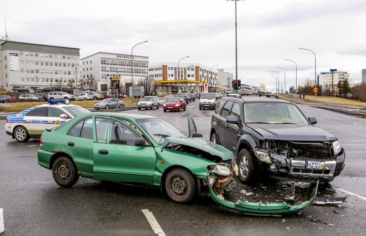 Lögreglan sinnti áður árekstrum þar sem ekki verða slys á fólki en ekki lengur. Þjónustan er nú í höndum Aðstoðar og öryggis, fyrirtækis sem á allt sitt undir tryggingafélögunum.