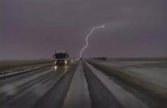 Þessi mynd var tekin á milli Hellu og Hvolsvallar í gær.