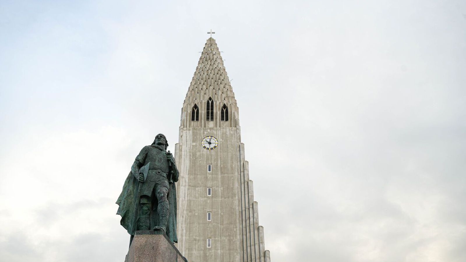 Bjart­viðri suð­vestan­lands en líkur á skúrum