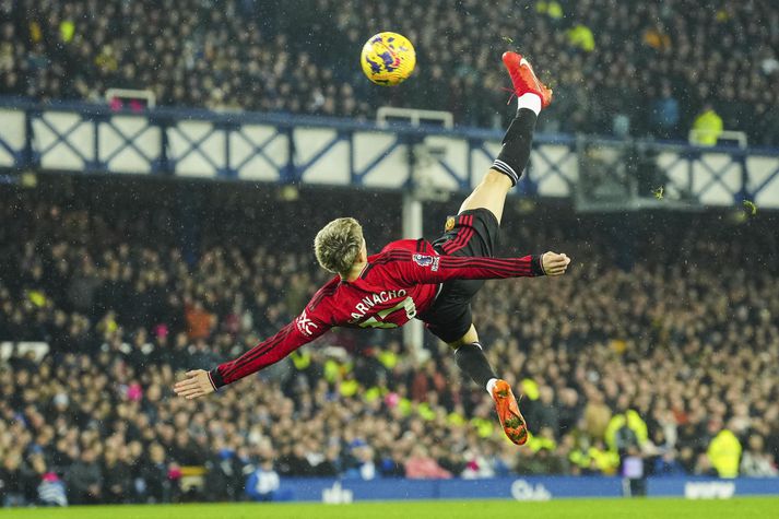 Alejandro Garnacho skorar glæsilegt mark sitt fyrir Manchester United á móti Everton.