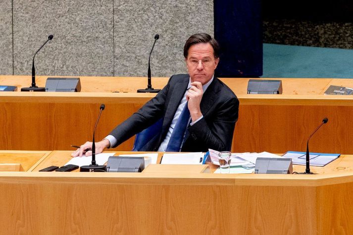 Mark Rutte mun nú leiða starfsstjórn, en þingkosningar fara fram í landinu í mars.