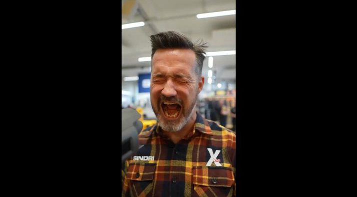 Ómar Úlfur fékk þau sem eru tilnefnd í Iðnaðarmann ársins til þess að spreyta sig á nokkrum iðnþrautum í Sindra.