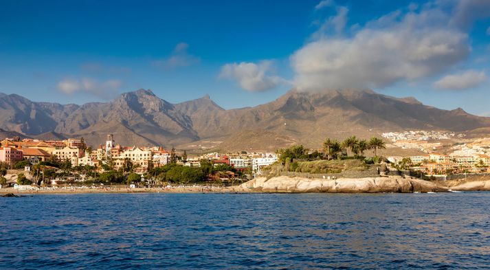 Borgin Adeje á suðvestur hluta Tenerife. Fjöllin þar sem drengurinn fannst sjást í bakgrunni.