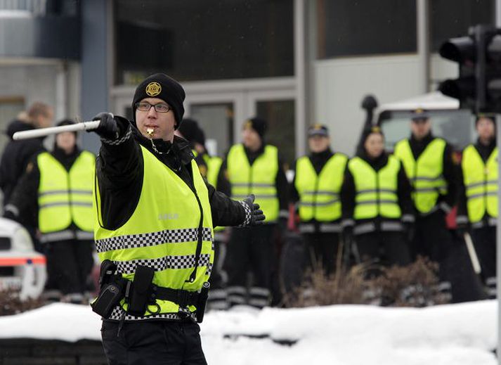 Lögreglunemar Í kennslustund um umferðarstjórnun.