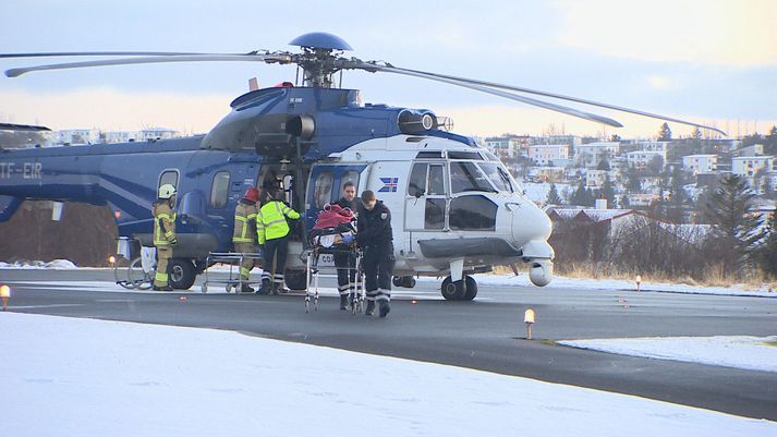 Þyrla Landhelgisgæslunnar lendir með slasaða í Fossvogi eftir slysið á Suðurlandsvegi í dag.