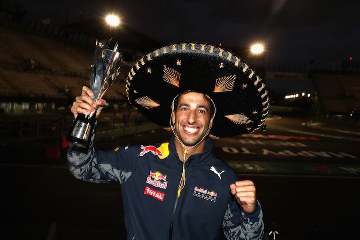 Daniel Ricciardo fékk verðlaunin fyrir þriðja sætið afhent seint í gærkvöldi.