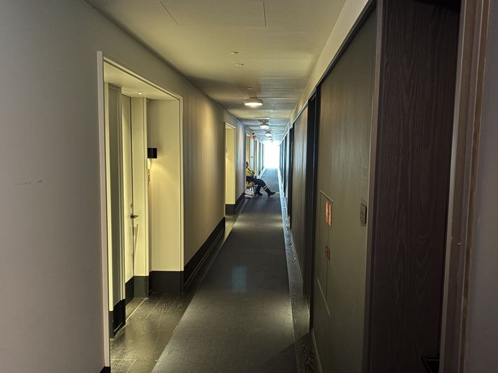Lögreglumaður situr fyrir utan herbergi á 4. hæð á Edition-hóteli í miðbæ Reykjavíkur, þar sem „alvarlegt atvik“ átti sér stað að sögn lögreglu.