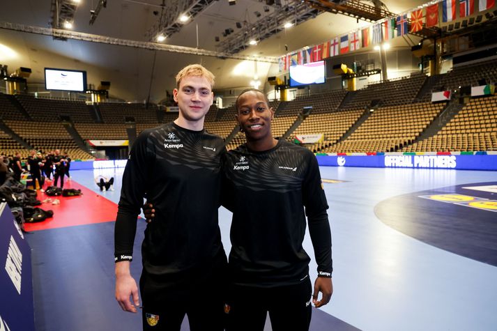 Einar Þorsteinn Ólafsson og Stiven Tobar Valencia í Ólympíuhöllinni í München þar sem Ísland spilar við Serbíu í dag, Svartfjallaland á sunnudag og Ungverjaland á þriðjudag.