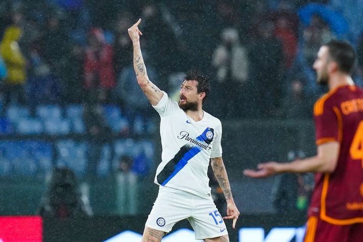 Francesco Acerbi sýnir miðfingurinn eftir að hafa skorað fyrsta mark Inter gegn Roma í dag.
